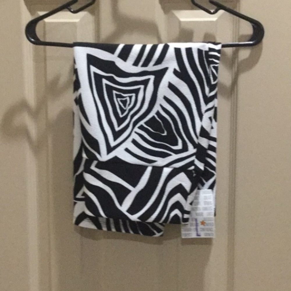 Large NWT Black & White Cassie